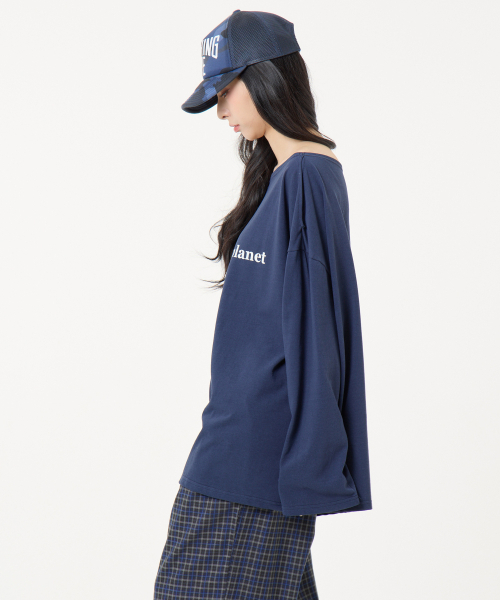 UNKNOWN PLANET（アンノウンプラネット）の「オフショルダー ロゴ ロングスリーブ Tシャツ ネイビー（Tシャツ/カットソー・レディース・その他・FREE）」の8枚目の写真