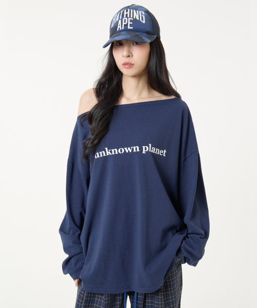 UNKNOWN PLANET（アンノウンプラネット）の「オフショルダー ロゴ ロングスリーブ Tシャツ ネイビー（Tシャツ/カットソー・レディース・その他・FREE）」の9枚目の写真