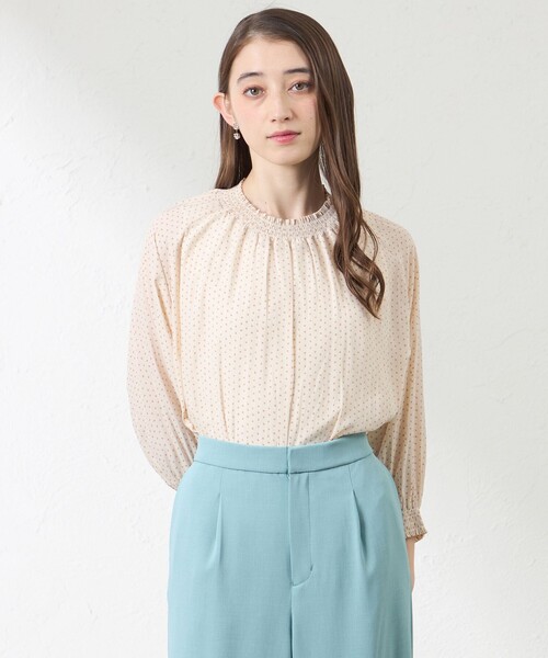amaca(アマカ)の「シャーリングブラウス(シャツ/ブラウス・レディース・オフホワイト/ブルー系その他2/ベージュ・38/40)」の2枚目の写真