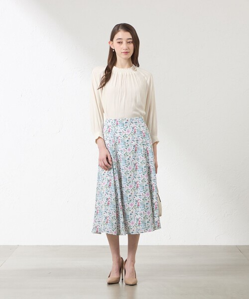 amaca(アマカ)の「シャーリングブラウス(シャツ/ブラウス・レディース・オフホワイト/ブルー系その他2/ベージュ・38/40)」の4枚目の写真