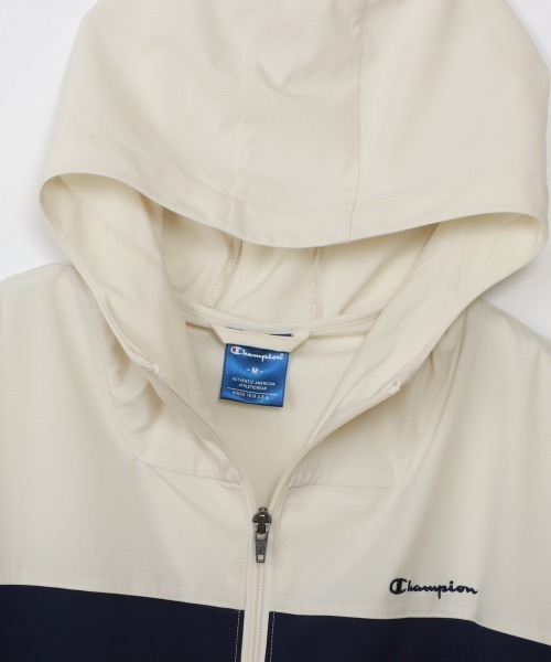 Champion（チャンピオン）の「チャンピオン  ZIP HOODED JACKET（ナイロンジャケット・レディース・ベージュ/ネイビー・M/L）」の5枚目の写真