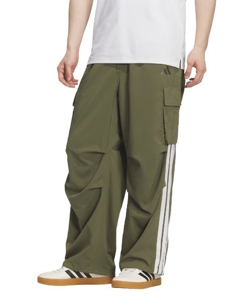 オリーブ色カーゴパンツ ルーズフィット アディダス adidas ルーズフィット ライト ウーブン カーゴポケット