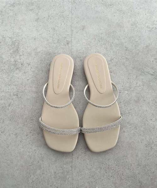 GARAGE OF GOOD CLOTHING(ガレージオブグッドクロージング)の「ラインストーンナローコードフラットサンダル(サンダル・レディース・ホワイト/ブラック・S/M)」の1枚目の写真