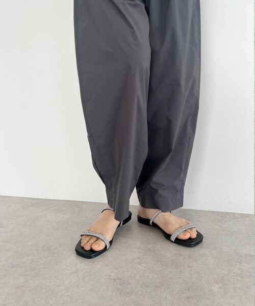 GARAGE OF GOOD CLOTHING(ガレージオブグッドクロージング)の「ラインストーンナローコードフラットサンダル(サンダル・レディース・ホワイト/ブラック・S/M)」の4枚目の写真