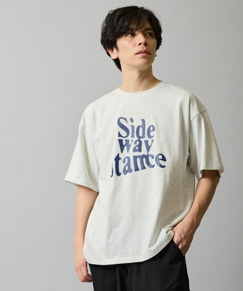 En serio TOKYO(エンソリオトーキョー)の「【SIDEWAYSTANCE】ウェーブカレッジロゴ半袖Tシャツ 70705(Tシャツ/カットソー・メンズ・ブラック/ホワイト/アッシュ・SMALL/MEDIUM/LARGE/X-LARGE)」の3枚目の写真