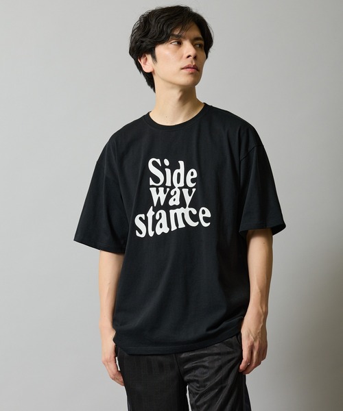 En serio TOKYO(エンソリオトーキョー)の「【SIDEWAYSTANCE】ウェーブカレッジロゴ半袖Tシャツ 70705(Tシャツ/カットソー・メンズ・ブラック/ホワイト/アッシュ・SMALL/MEDIUM/LARGE/X-LARGE)」の2枚目の写真