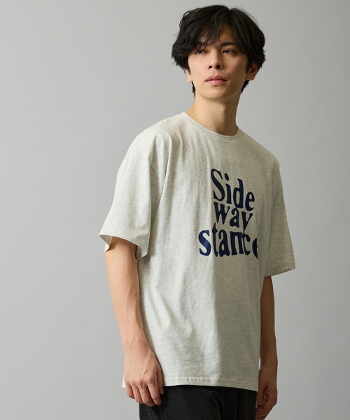 En serio TOKYO(エンソリオトーキョー)の「【SIDEWAYSTANCE】ウェーブカレッジロゴ半袖Tシャツ 70705(Tシャツ/カットソー・メンズ・ブラック/ホワイト/アッシュ・SMALL/MEDIUM/LARGE/X-LARGE)」の5枚目の写真