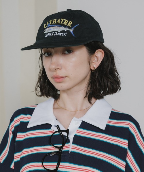Chick(チック)の「Logo-Embroidered Flat-Brim Low-Profile Cap / ロゴ刺繍 フラットバイザー ローキャップ 2026年 夏 夏服(キャップ・レディース・ブラック/グリーン・FREE)」の2枚目の写真