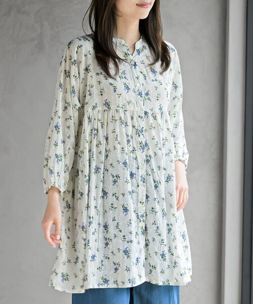 rps（アールピーエス）の「刺繍×花柄プリント７分袖シャツワンピース（シャツワンピース・レディース・グレイッシュベージュ/オフホワイト/ネイビー・フリー）」の2枚目の写真