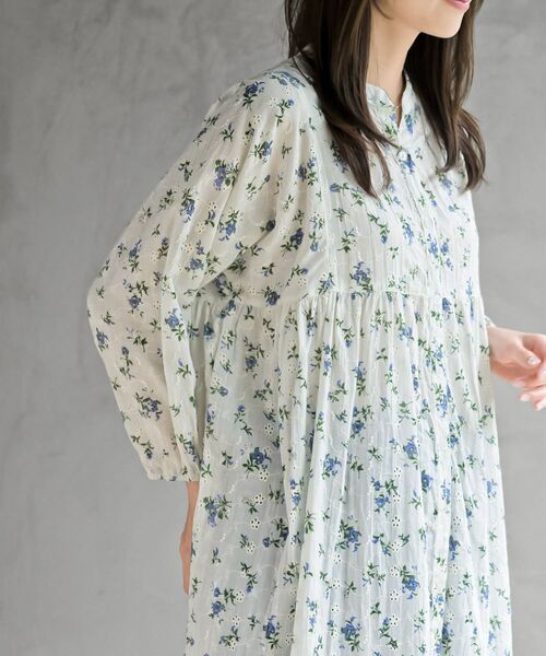 rps（アールピーエス）の「刺繍×花柄プリント７分袖シャツワンピース（シャツワンピース・レディース・グレイッシュベージュ/オフホワイト/ネイビー・フリー）」の8枚目の写真