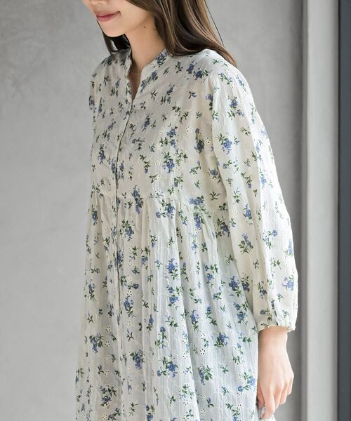 rps（アールピーエス）の「刺繍×花柄プリント７分袖シャツワンピース（シャツワンピース・レディース・グレイッシュベージュ/オフホワイト/ネイビー・フリー）」の10枚目の写真