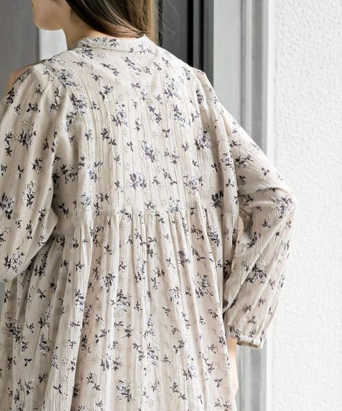 rps（アールピーエス）の「刺繍×花柄プリント７分袖シャツワンピース（シャツワンピース・レディース・グレイッシュベージュ/オフホワイト/ネイビー・フリー）」の17枚目の写真