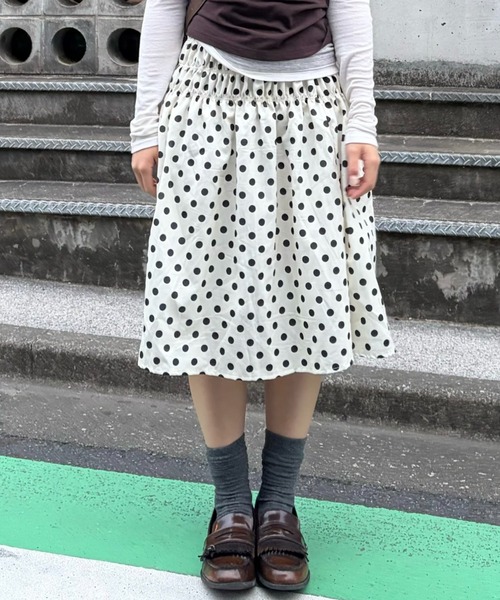 mebole(メボレ)の「シャーリングドットミディスカート(スカート・レディース・アイボリー・FREE)」の2枚目の写真