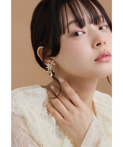 niana(ニアナ)の「パールメタルフラワーイヤリング ゴールド シルバー 結婚式 二次会 同窓会 成人式 パーティー お呼ばれ オケージョン フォーマル(イヤリング・レディース・ゴールド/シルバー・FREE)」の3枚目の写真
