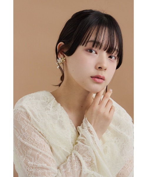 niana(ニアナ)の「パールメタルフラワーイヤリング ゴールド シルバー 結婚式 二次会 同窓会 成人式 パーティー お呼ばれ オケージョン フォーマル(イヤリング・レディース・ゴールド/シルバー・FREE)」の4枚目の写真