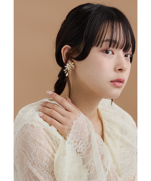 niana(ニアナ)の「パールメタルフラワーイヤリング ゴールド シルバー 結婚式 二次会 同窓会 成人式 パーティー お呼ばれ オケージョン フォーマル(イヤリング・レディース・ゴールド/シルバー・FREE)」の6枚目の写真