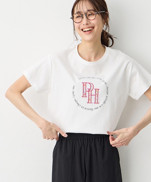 Petit Honfleur(プチオンフルール)の「【Liberty】リバティプリントロゴ刺しゅうTシャツ【オーガニックコットンブレンド・UVカット・接触冷感】(Tシャツ/カットソー・レディース・グレー/ホワイト・M/L)」の1枚目の写真