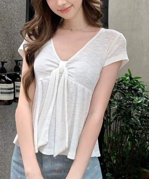 AMAJI(アマジ)の「Vネック リボン付き 半袖Tシャツ(シャツ/ブラウス・レディース・ホワイト・SMALL/MEDIUM/LARGE/X-LARGE)」の2枚目の写真