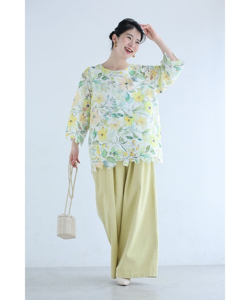 cawaii(カワイイ)の「オーロラビジュー煌めく花柄カッティングレースブラウストップス(シャツ/ブラウス・レディース・イエロー・FREE)」の2枚目の写真