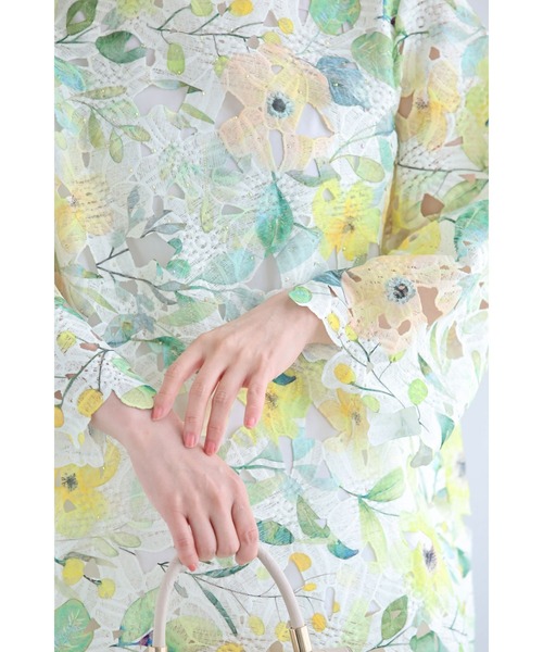 cawaii(カワイイ)の「オーロラビジュー煌めく花柄カッティングレースブラウストップス(シャツ/ブラウス・レディース・イエロー・FREE)」の3枚目の写真