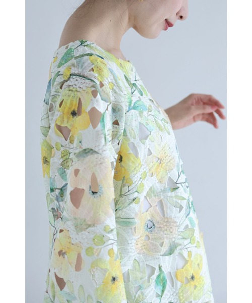 cawaii(カワイイ)の「オーロラビジュー煌めく花柄カッティングレースブラウストップス(シャツ/ブラウス・レディース・イエロー・FREE)」の6枚目の写真
