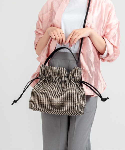 TARANGO(タランゴ)の「【TARANGO】麻ジュート×本革バッグ 巾着バッグ ハンドバッグ チェック柄(かごバッグ・レディース・グリーン系その他/ブラック×ホワイト/イエロー系その他/ピンク系その他・FREE)」の2枚目の写真
