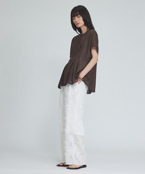 qualite(カリテ)の「ウエストタックブラウス 夏服 オフィスカジュアル きれいめ 羽織り(シャツ/ブラウス・レディース・ブラウン/オフホワイト/ブルー・フリー)」の4枚目の写真