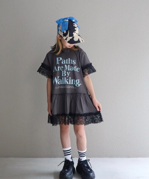 CIAOPANIC TYPY(チャオパニックティピー)の「【KIDS】かすれロゴレースレイヤードミニワンピチュニック(ワンピース・キッズ・チャコールグレー/アイボリー/グレー・110/150/130)」の3枚目の写真