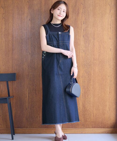 COHINA(コヒナ)の「エンブロイダリーデニムジャンパースカート 【低身長・小柄女性】(ジャンパースカート・レディース・インディゴブルー/ライトインディゴブルー・REGULAR/SHORT)」の4枚目の写真