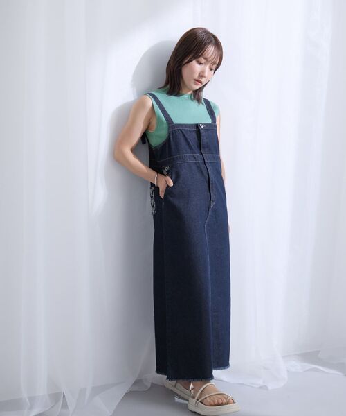 COHINA(コヒナ)の「エンブロイダリーデニムジャンパースカート 【低身長・小柄女性】(ジャンパースカート・レディース・インディゴブルー/ライトインディゴブルー・REGULAR/SHORT)」の11枚目の写真