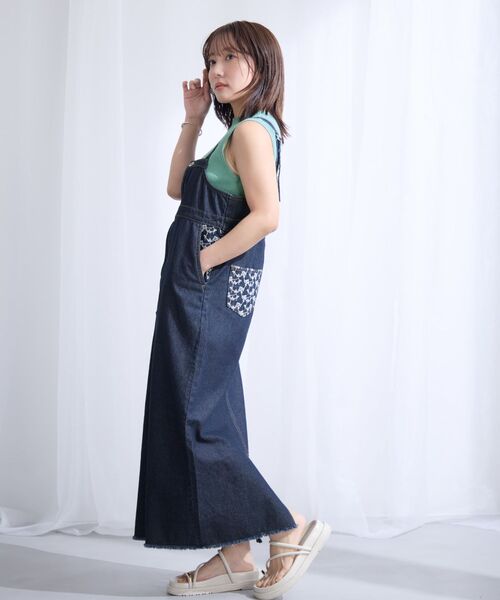 COHINA(コヒナ)の「エンブロイダリーデニムジャンパースカート 【低身長・小柄女性】(ジャンパースカート・レディース・インディゴブルー/ライトインディゴブルー・REGULAR/SHORT)」の12枚目の写真