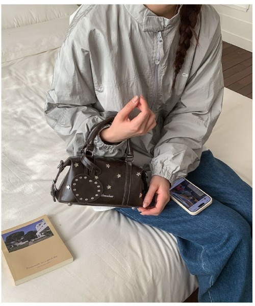 Ritzy(リッツィー)の「星スタッズハートチャームミニボストンバッグ 3 色展開(ショルダーバッグ・レディース・ベージュ/ブラック/モカ・FREE)」の18枚目の写真