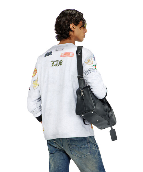 DIESEL(ディーゼル)の「メンズ 長袖Tシャツ T-NORME-LS-PATCHES(Tシャツ/カットソー・メンズ・ホワイト系その他/レッド系その他・MEDIUM/LARGE/X-LARGE/X-SMALL/SMALL/XXX-LARGE/XX-LARGE)」の3枚目の写真