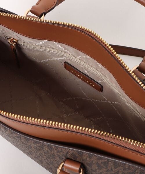 MICHAEL KORS(マイケルコース)の「ARDEN トップジップ サッチェル ミディアム - MKシグネチャー(ハンドバッグ・レディース・ブラウン・FREE)」の4枚目の写真