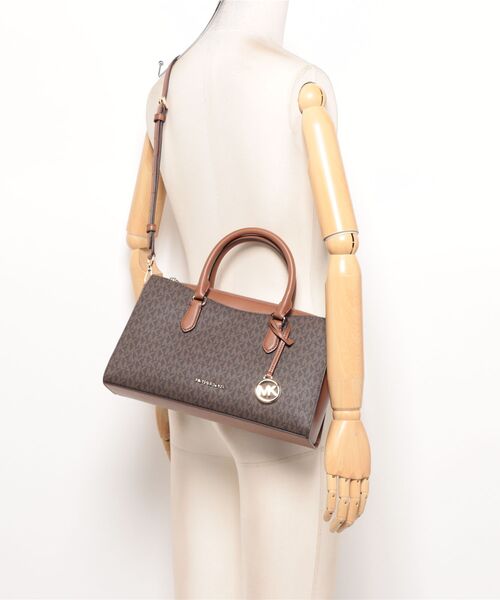 MICHAEL KORS(マイケルコース)の「ARDEN トップジップ サッチェル ミディアム - MKシグネチャー(ハンドバッグ・レディース・ブラウン・FREE)」の5枚目の写真