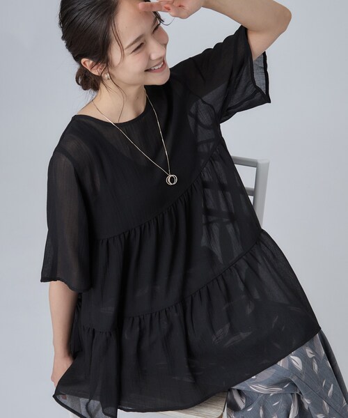 SHOO・LA・RUE(シューラルー)の「【洗濯機可/S-LL】インせず着られる シアー素材が上品なティアードブラウス(シャツ/ブラウス・レディース・ホワイト/ブラック/オレンジ・01/02/03/04)」の3枚目の写真