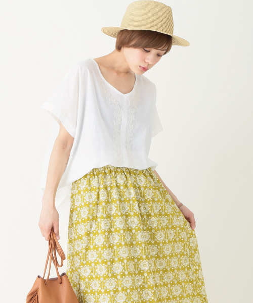 earth music&ecology(アースミュージックアンドエコロジー)の「Vネック刺繍半袖ブラウス(シャツ/ブラウス・レディース・オフホワイト/オレンジ/ネイビー・FREE)」の2枚目の写真