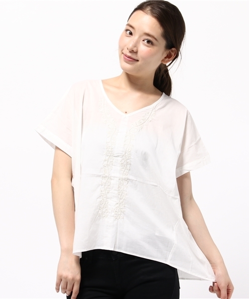 earth music&ecology(アースミュージックアンドエコロジー)の「Vネック刺繍半袖ブラウス(シャツ/ブラウス・レディース・オフホワイト/オレンジ/ネイビー・FREE)」の11枚目の写真