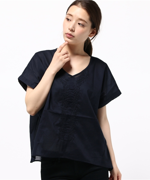 earth music&ecology(アースミュージックアンドエコロジー)の「Vネック刺繍半袖ブラウス(シャツ/ブラウス・レディース・オフホワイト/オレンジ/ネイビー・FREE)」の1枚目の写真