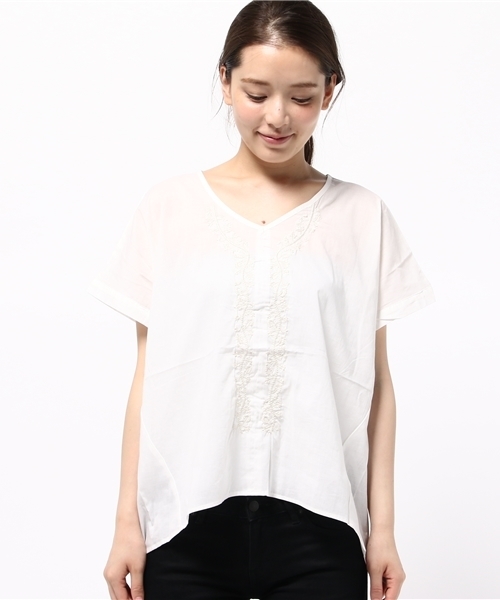 earth music&ecology(アースミュージックアンドエコロジー)の「Vネック刺繍半袖ブラウス(シャツ/ブラウス・レディース・オフホワイト/オレンジ/ネイビー・FREE)」の4枚目の写真