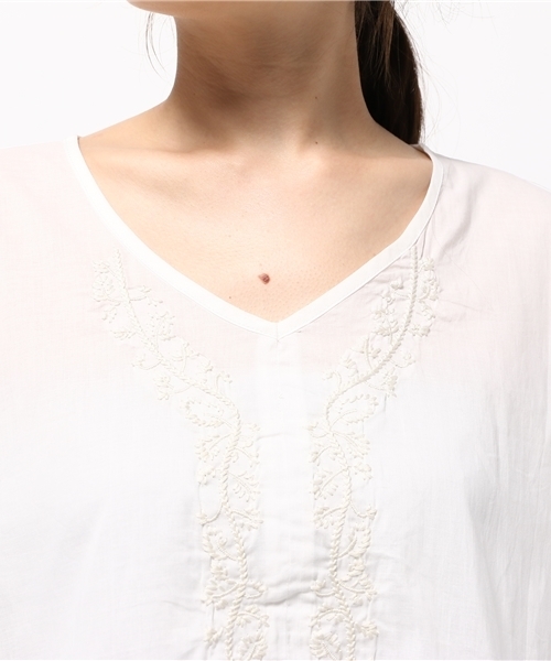 earth music&ecology(アースミュージックアンドエコロジー)の「Vネック刺繍半袖ブラウス(シャツ/ブラウス・レディース・オフホワイト/オレンジ/ネイビー・FREE)」の7枚目の写真