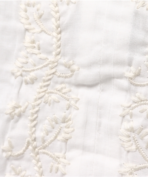 earth music&ecology(アースミュージックアンドエコロジー)の「Vネック刺繍半袖ブラウス(シャツ/ブラウス・レディース・オフホワイト/オレンジ/ネイビー・FREE)」の10枚目の写真