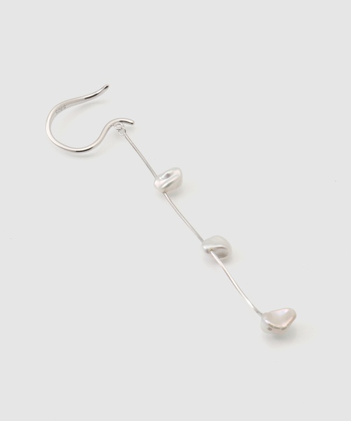 IENA(イエナ)の「Reflection/リフレクション EAR CUFF イヤーカフ REBMEC004SV(イヤーカフ・レディース・シルバー・FREE)」の2枚目の写真