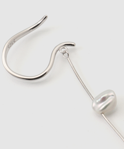 IENA(イエナ)の「Reflection/リフレクション EAR CUFF イヤーカフ REBMEC004SV(イヤーカフ・レディース・シルバー・FREE)」の4枚目の写真