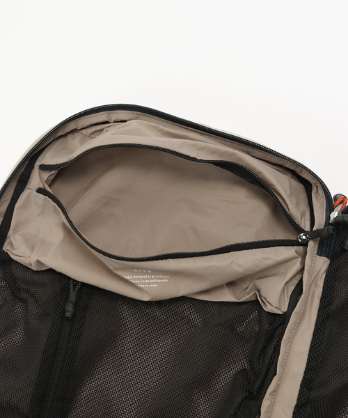 417 EDIFICE(フォーワンセブンエディフィス)の「BELLROY Lite Travel Pack 30L(バックパック/リュック・メンズ・チャコールグレー・FREE)」の3枚目の写真