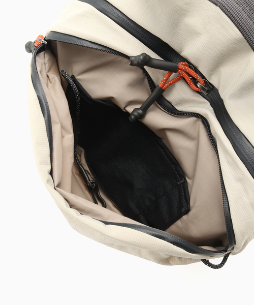 417 EDIFICE(フォーワンセブンエディフィス)の「BELLROY Lite Travel Pack 30L(バックパック/リュック・メンズ・チャコールグレー・FREE)」の6枚目の写真