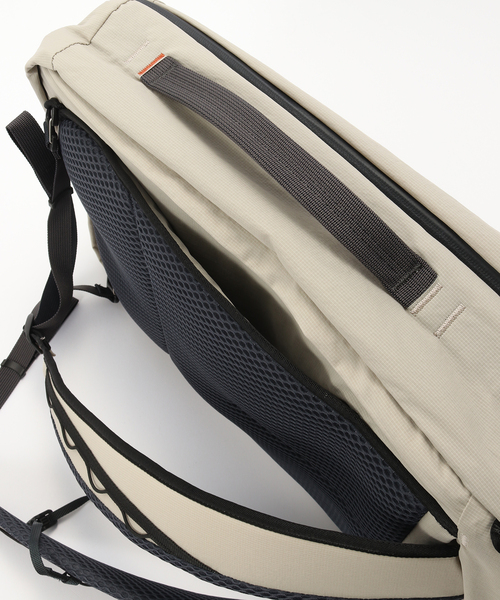 417 EDIFICE(フォーワンセブンエディフィス)の「BELLROY Lite Travel Pack 30L(バックパック/リュック・メンズ・チャコールグレー・FREE)」の7枚目の写真