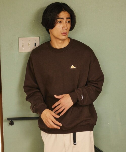KELTY（ケルティ）の「KELTY/ケルティ 限定展開 KELTY×FREAK'S STORE/ケルティ 別注 ワンポイント ヴィンテージロゴ クルーネックスウェット（スウェット・メンズ・チャコールグレー/ネイビー/ライトグレー/ブラック/ベージュ/オフホワイト/ブラウン・SMALL/MEDIUM/LARGE/X-LARGE）」の5枚目の写真