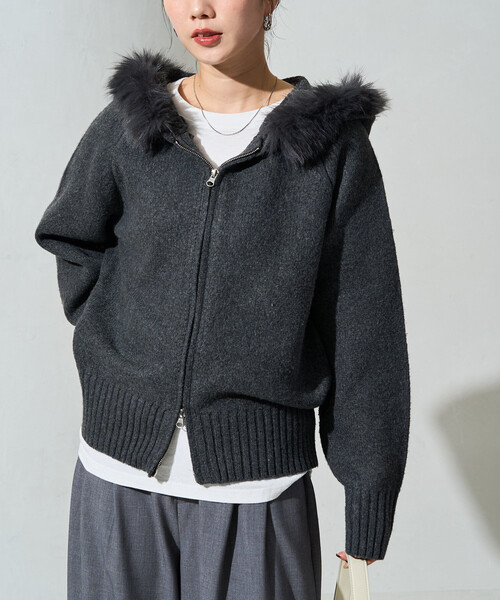 FREAK'S STORE(フリークスストア)の「限定展開 2WAY ファー付き フード Wジップ ニット パーカー(カーディガン/ボレロ・レディース・ブラウン/チャコールグレー/ベージュ・フリ-)」の2枚目の写真