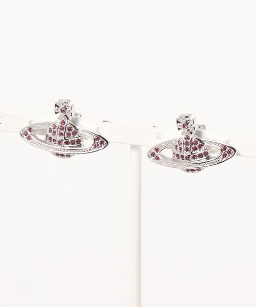 Vivienne Westwood（ヴィヴィアンウエストウッド）の「MINI BAS RELIEF EARRINGS（ピアス（両耳用）・レディース・シルバー/ゴールド系その他/ブラック/ピンクゴールド/パープル/ゴールド系その他2/シルバー系その他/イエロー/ゴールド/シルバー系2/PINK/シルバー×ブルー/シルバー系その他3/ピンク系その他・FREE）」の3枚目の写真